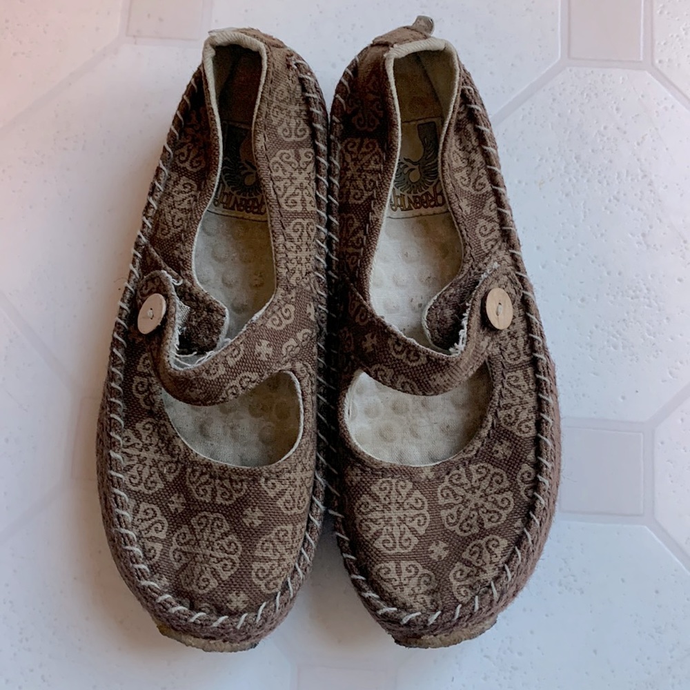 SIMPLE brand Mary Janes. Size 8.